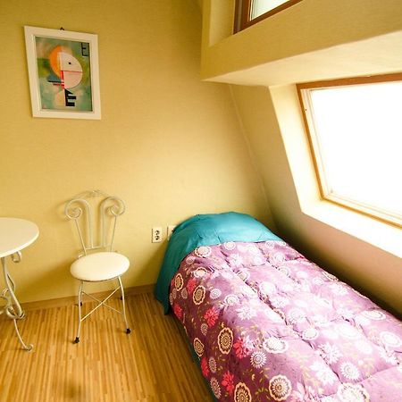 Kimchee Sinchon Guesthouse Seoul Zimmer foto